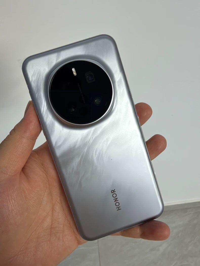 荣耀还是心软了,骁龙8至尊+512GB+2亿像素+3D解锁,售价一跌再跌